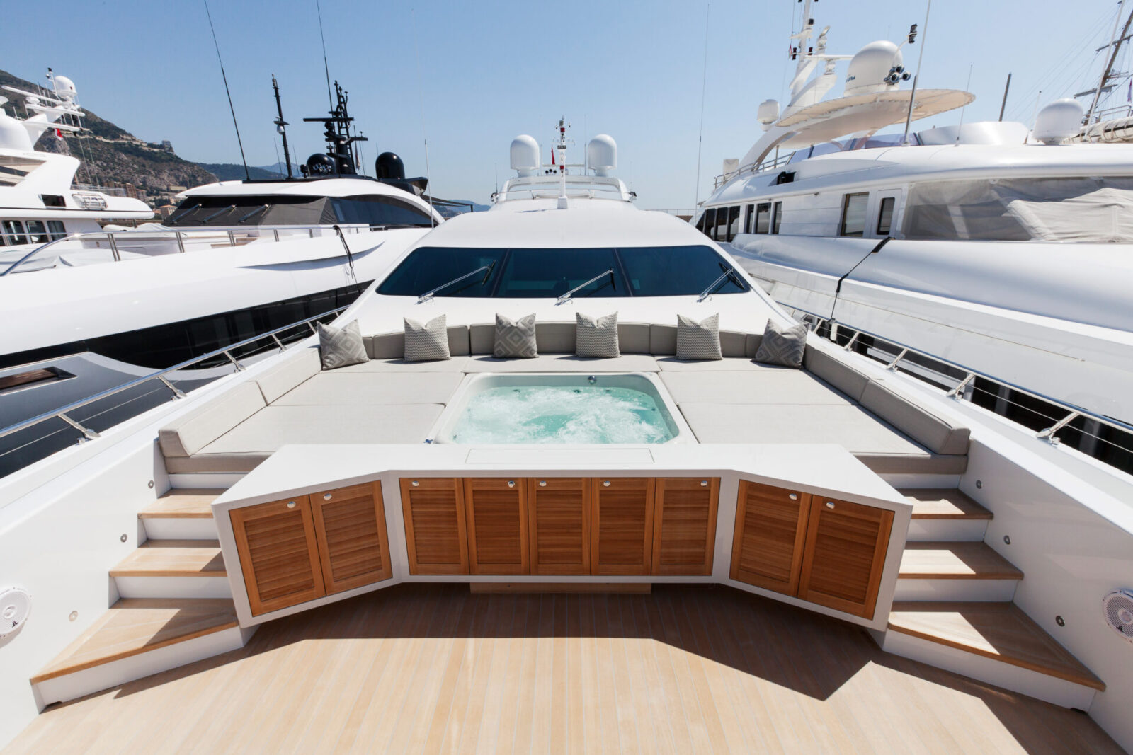 Jacuzzi sul ponte di un lussuoso Mangusta Yacht.