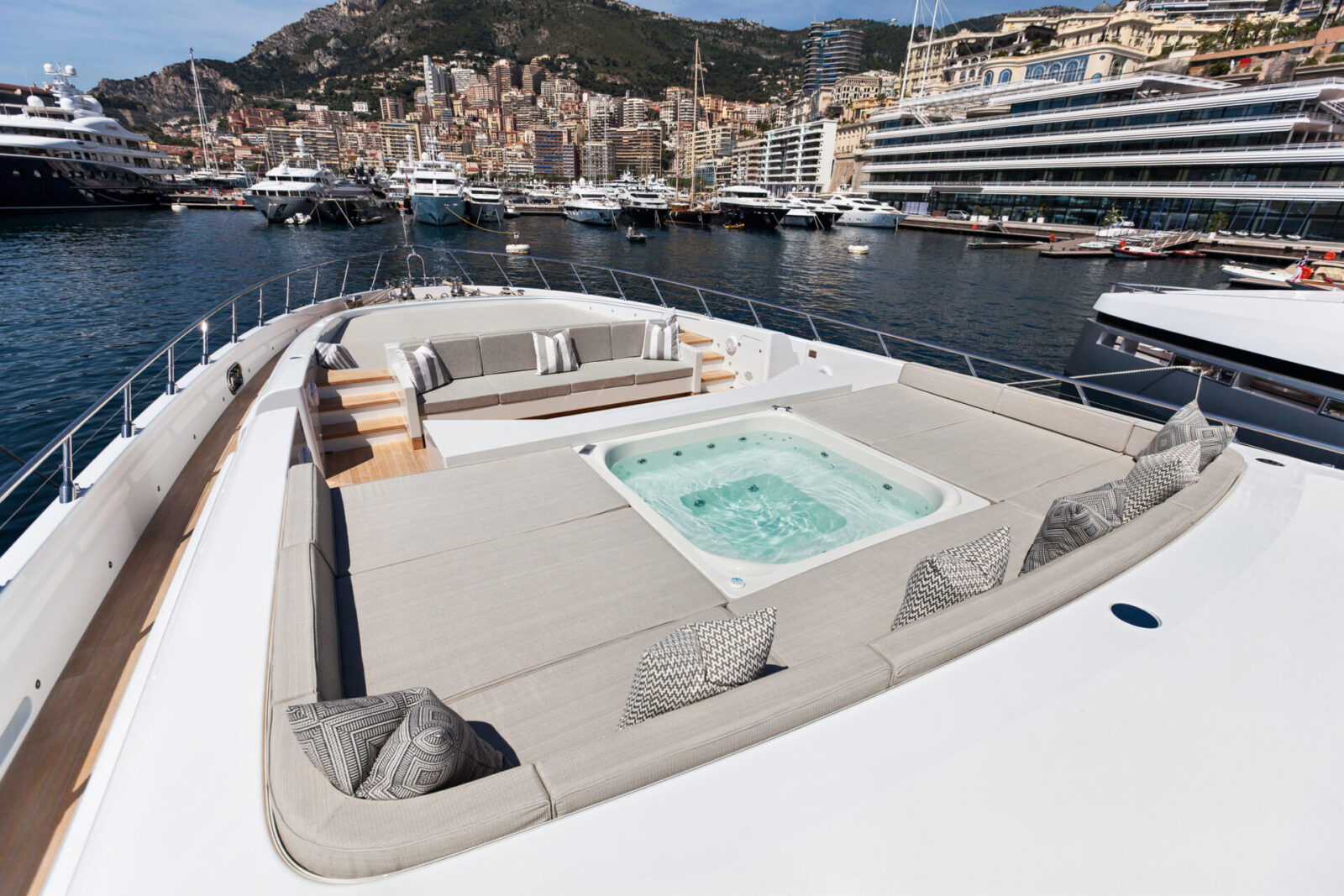 Jacuzzi sul ponte del lussuoso Mangusta Yacht a Monaco.