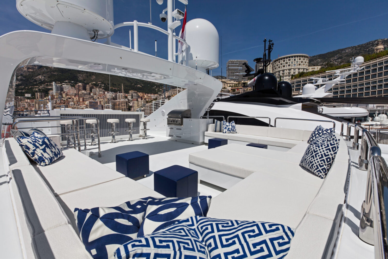 Terrazza solarium Mangusta Yachts con vista Monaco