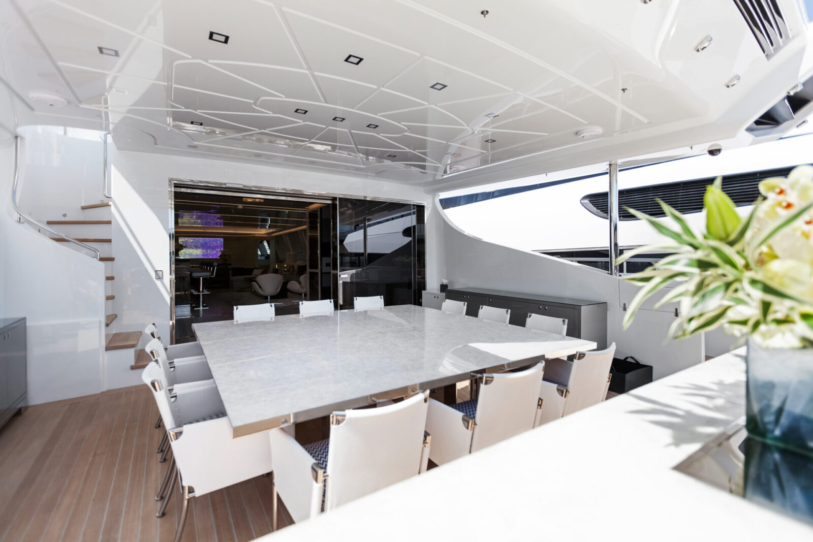 Sala da pranzo elegante sul ponte di uno yacht Mangusta.