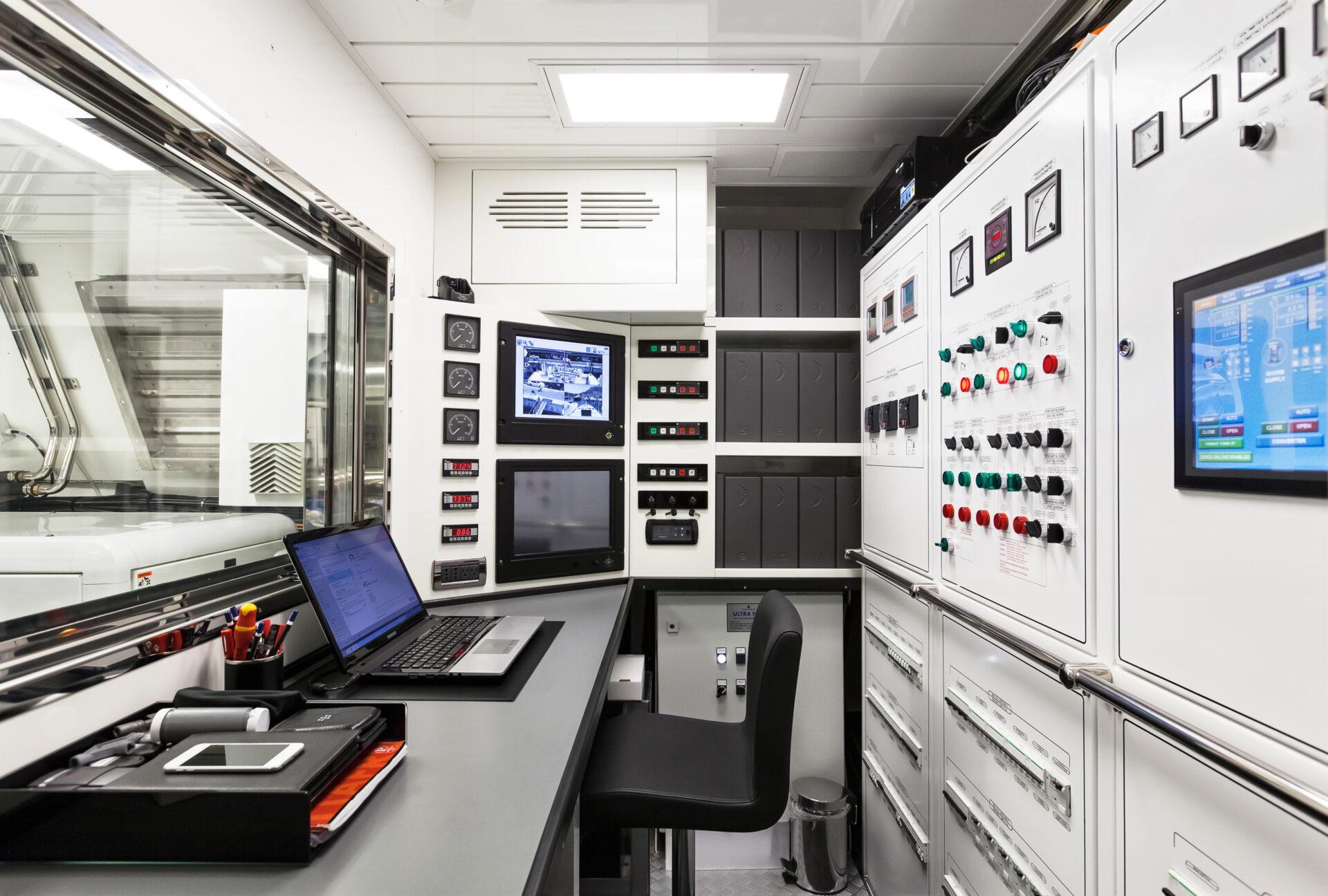 Sala controllo tecnologica interna a uno yacht Mangusta.