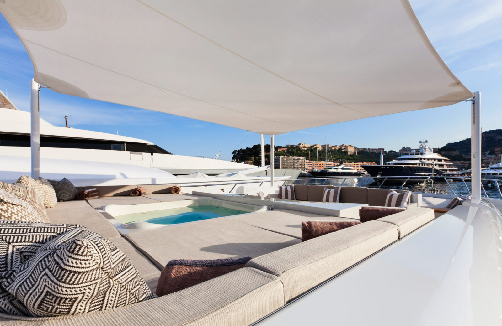 Sundeck di lusso su yacht Mangusta Yachts in porto.
