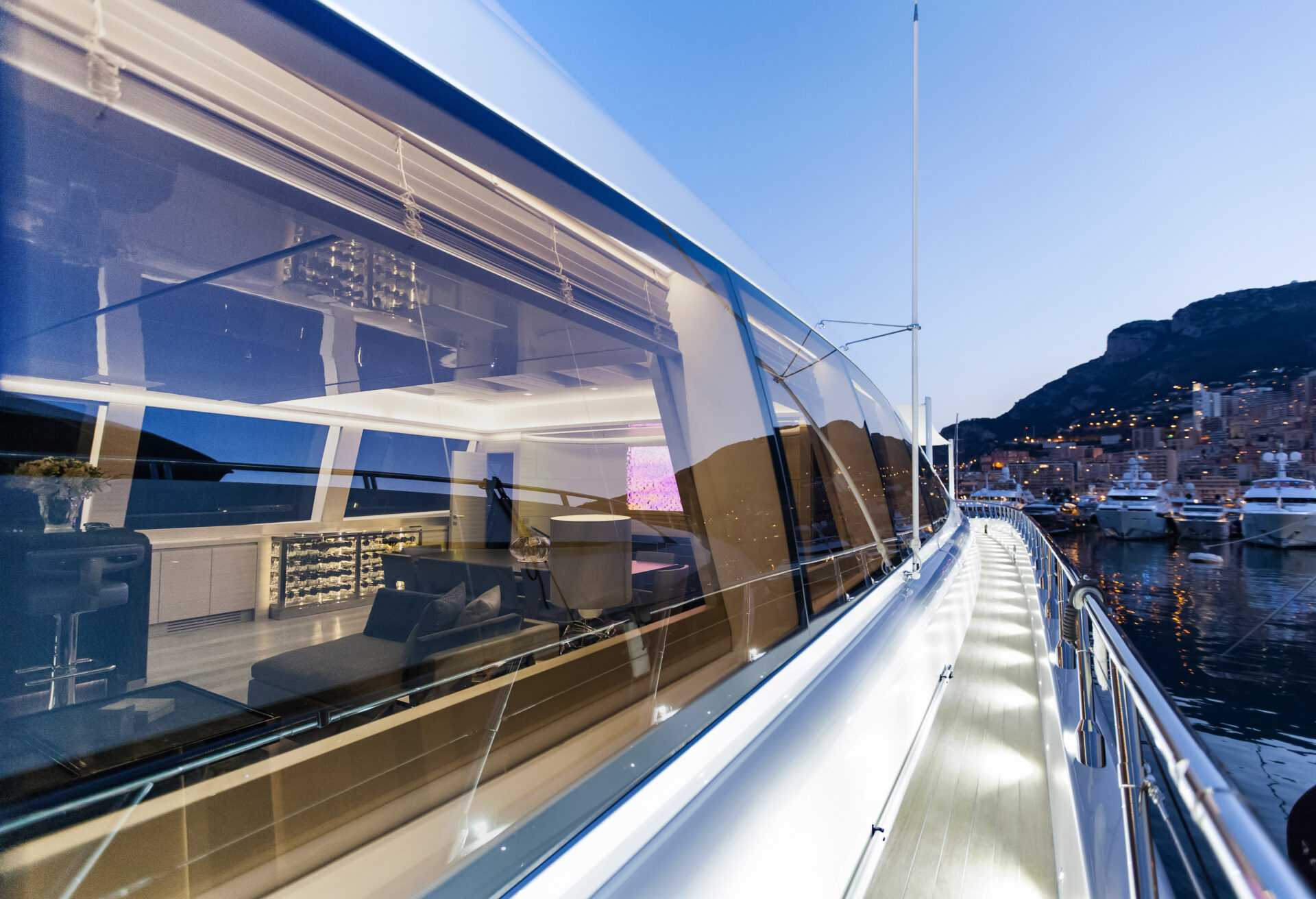 Vista serale interna di Mangusta Yachts in porto