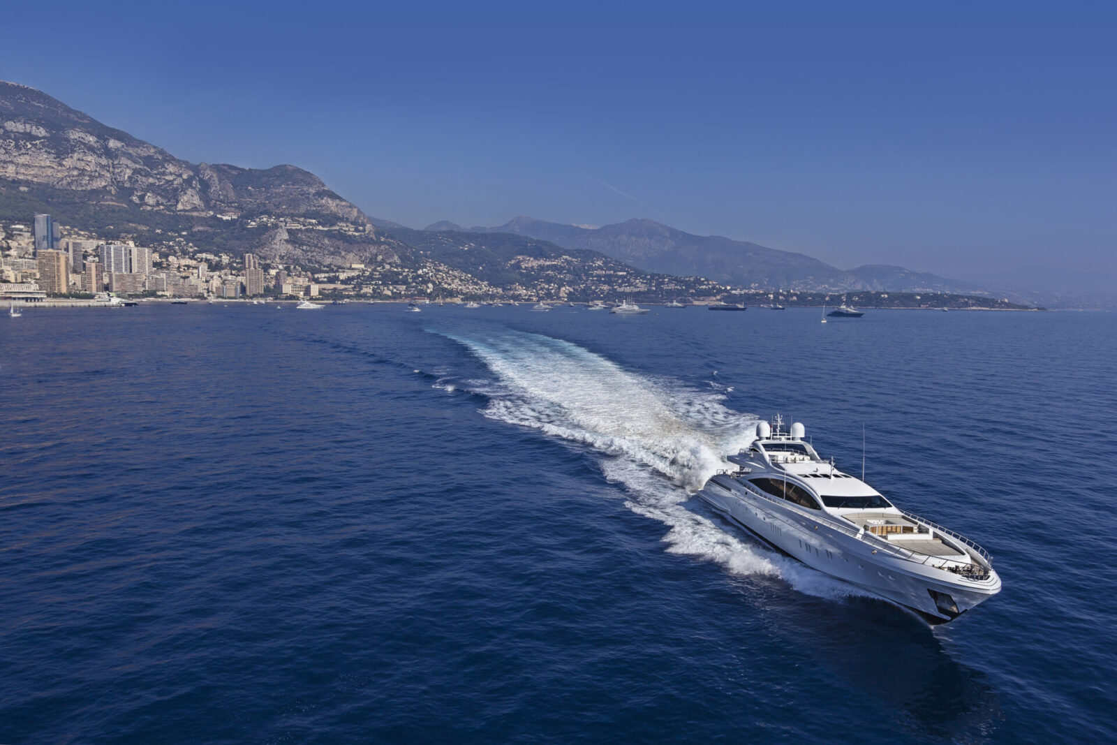 Yacht Mangusta al largo della costa di Monaco.
