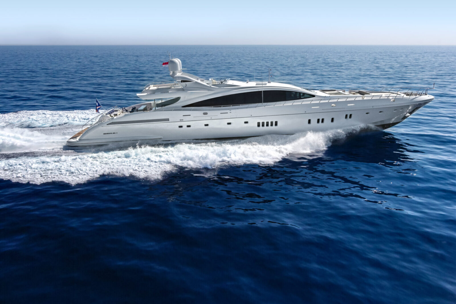 Yacht Mangusta naviga veloce sul mare aperto.