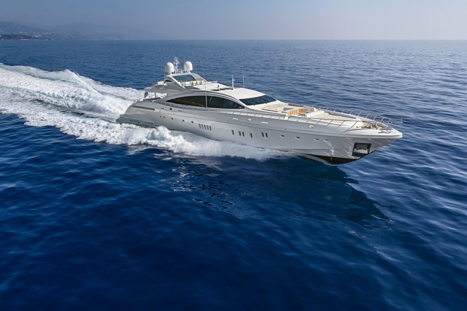 Yacht Mangusta su mare aperto, velocità ed eleganza.