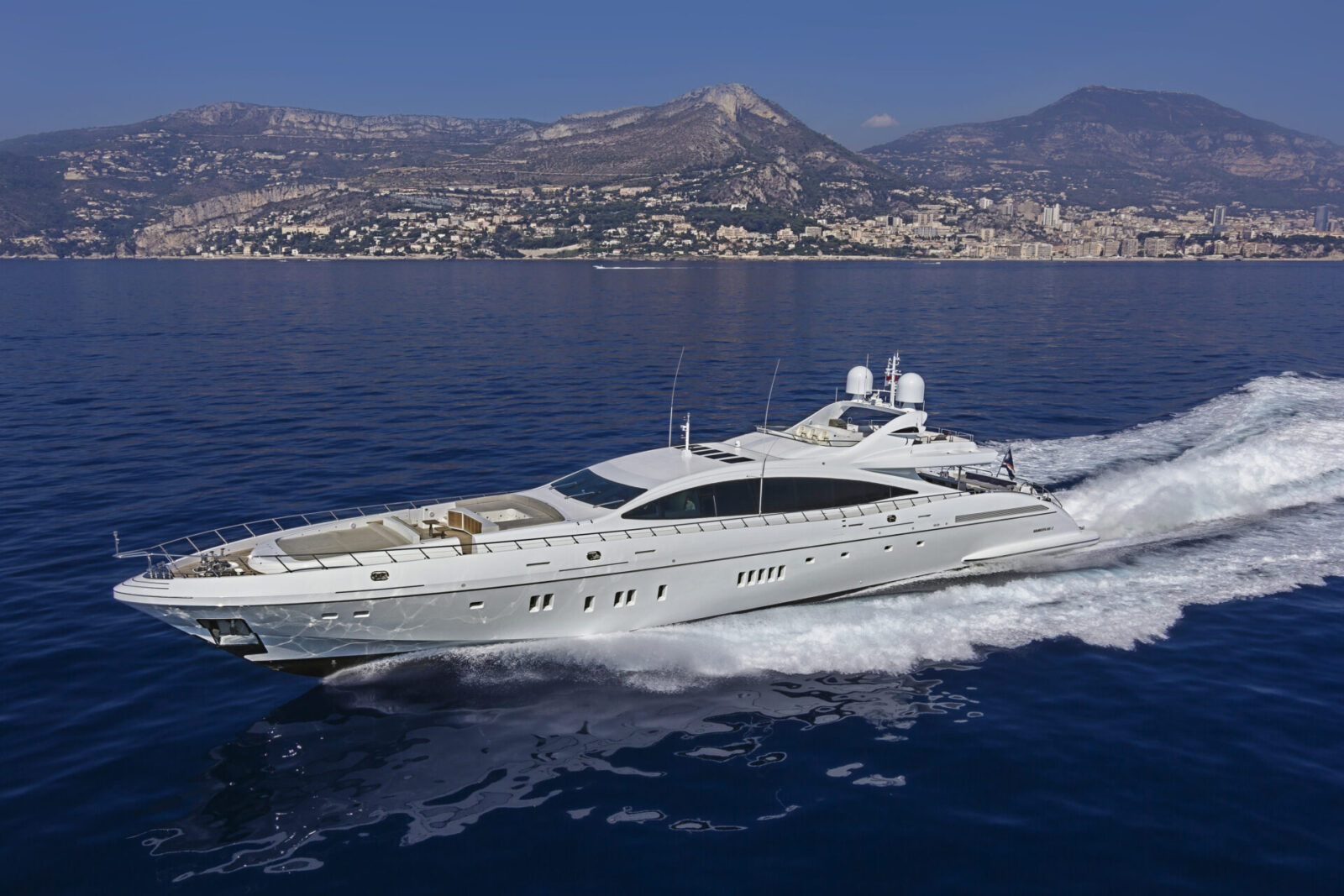 Yacht Mangusta in navigazione sulla costa ligure.