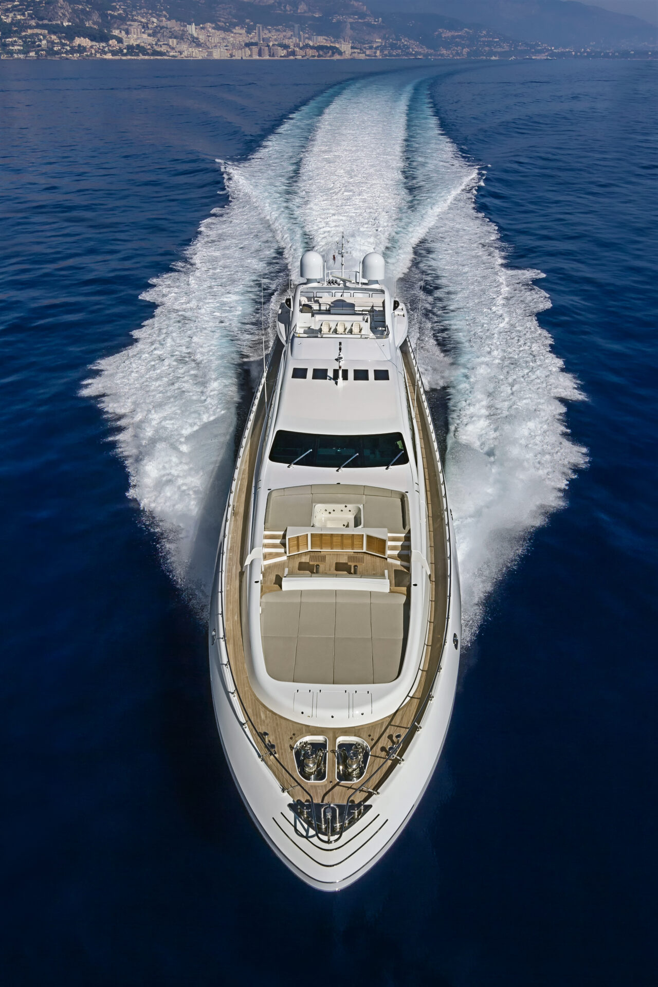 Yacht Mangusta naviga su mare blu intenso.