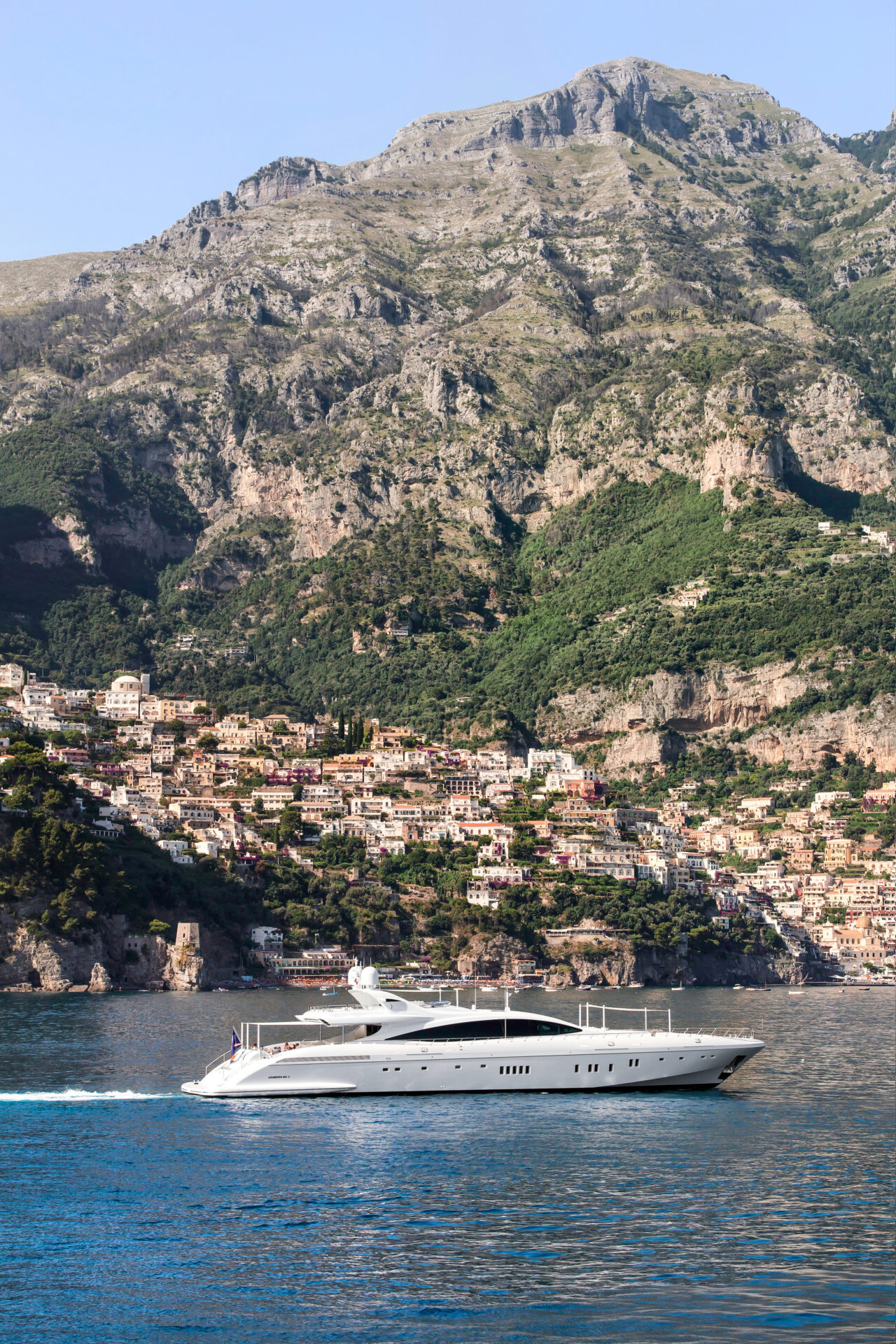 Yacht Mangusta naviga davanti alla Costiera Amalfitana
