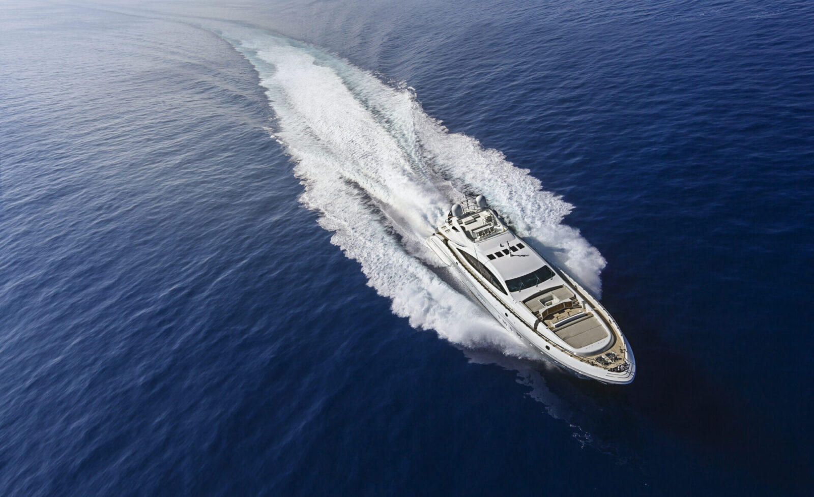 Yacht Mangusta naviga su acque blu profonde