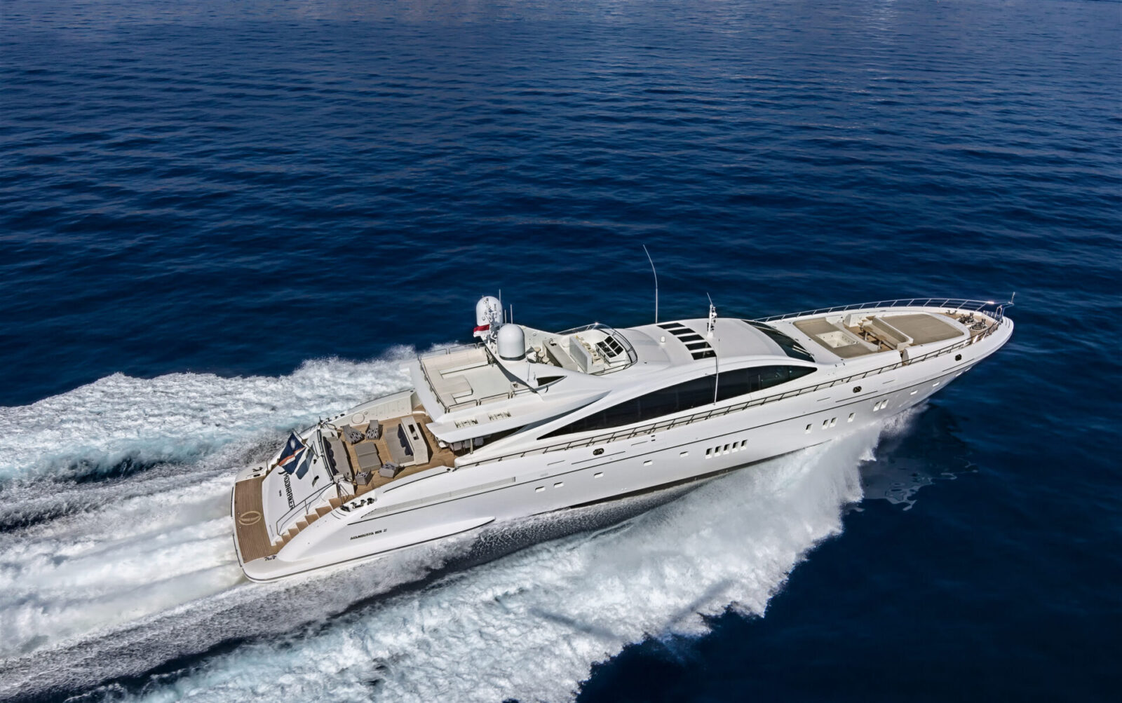 Yacht Mangusta in navigazione veloce sul mare