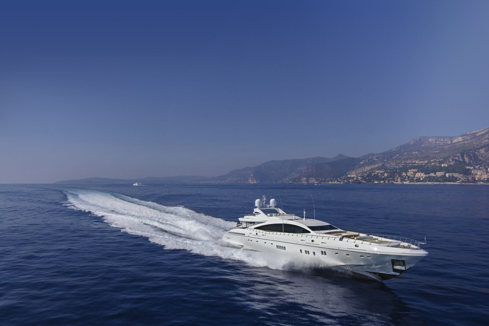 Yacht Mangusta naviga veloce sul mare blu.