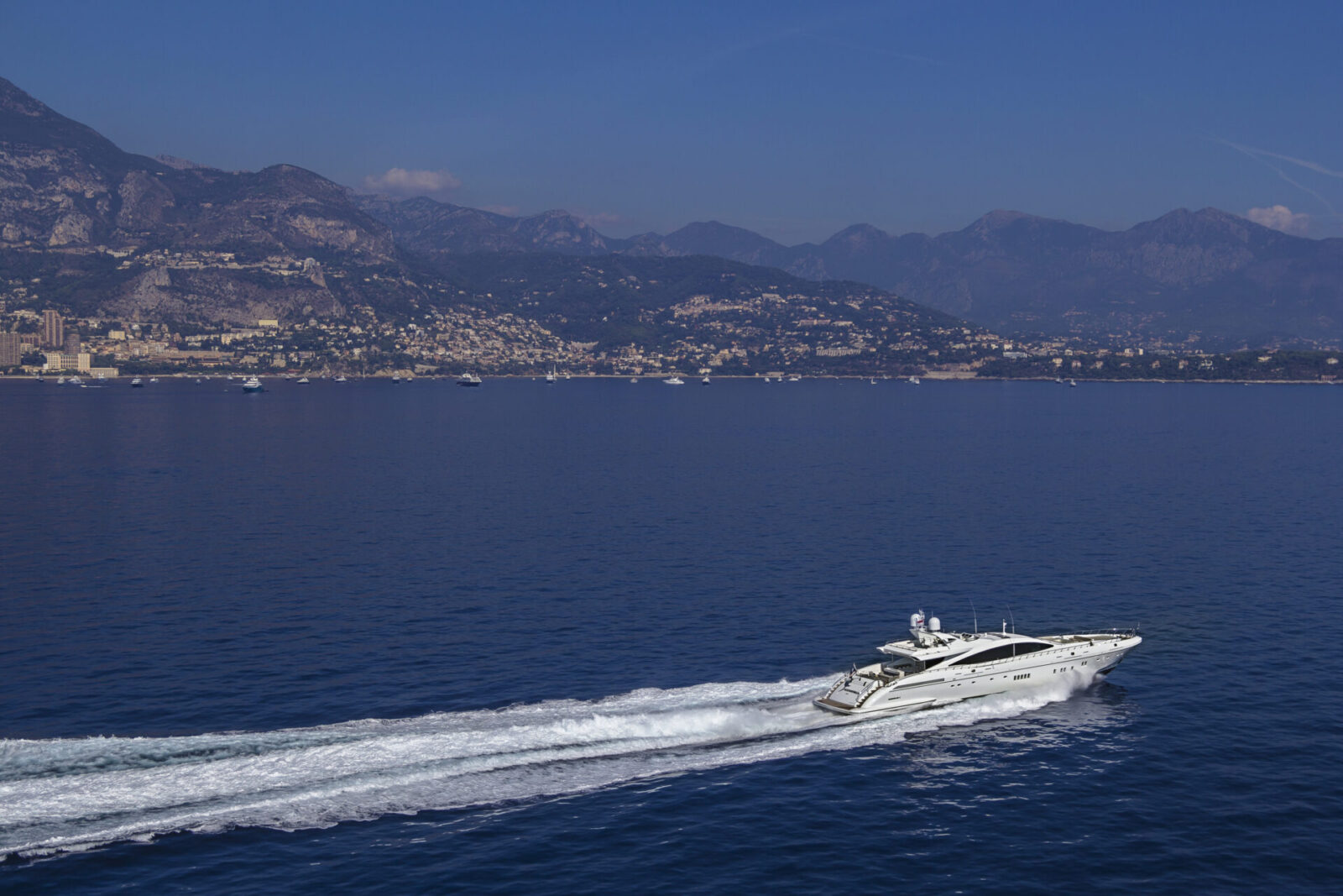 Mangusta Yacht naviga veloce lungo costa mediterranea.