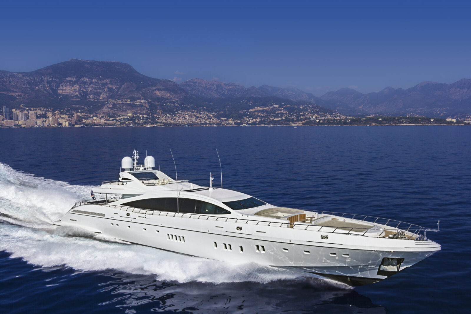 Yacht Mangusta naviga nel Mar Mediterraneo