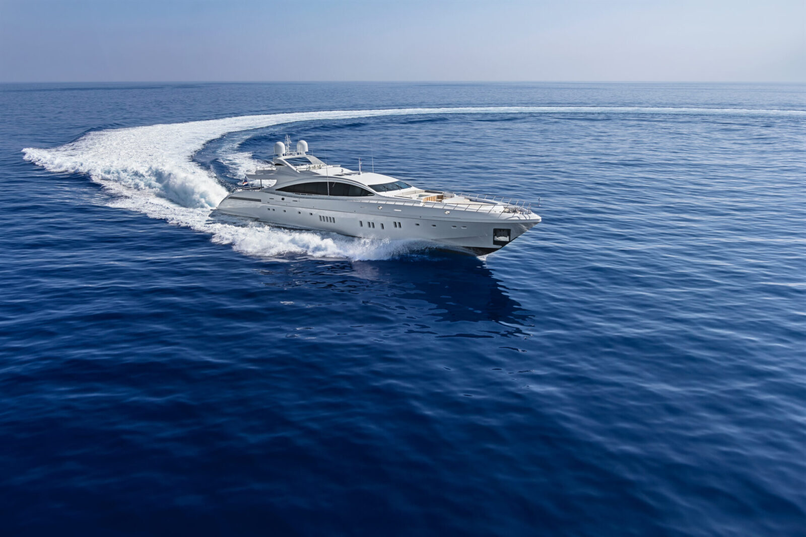 Yacht Mangusta naviga veloce nell'oceano sereno.