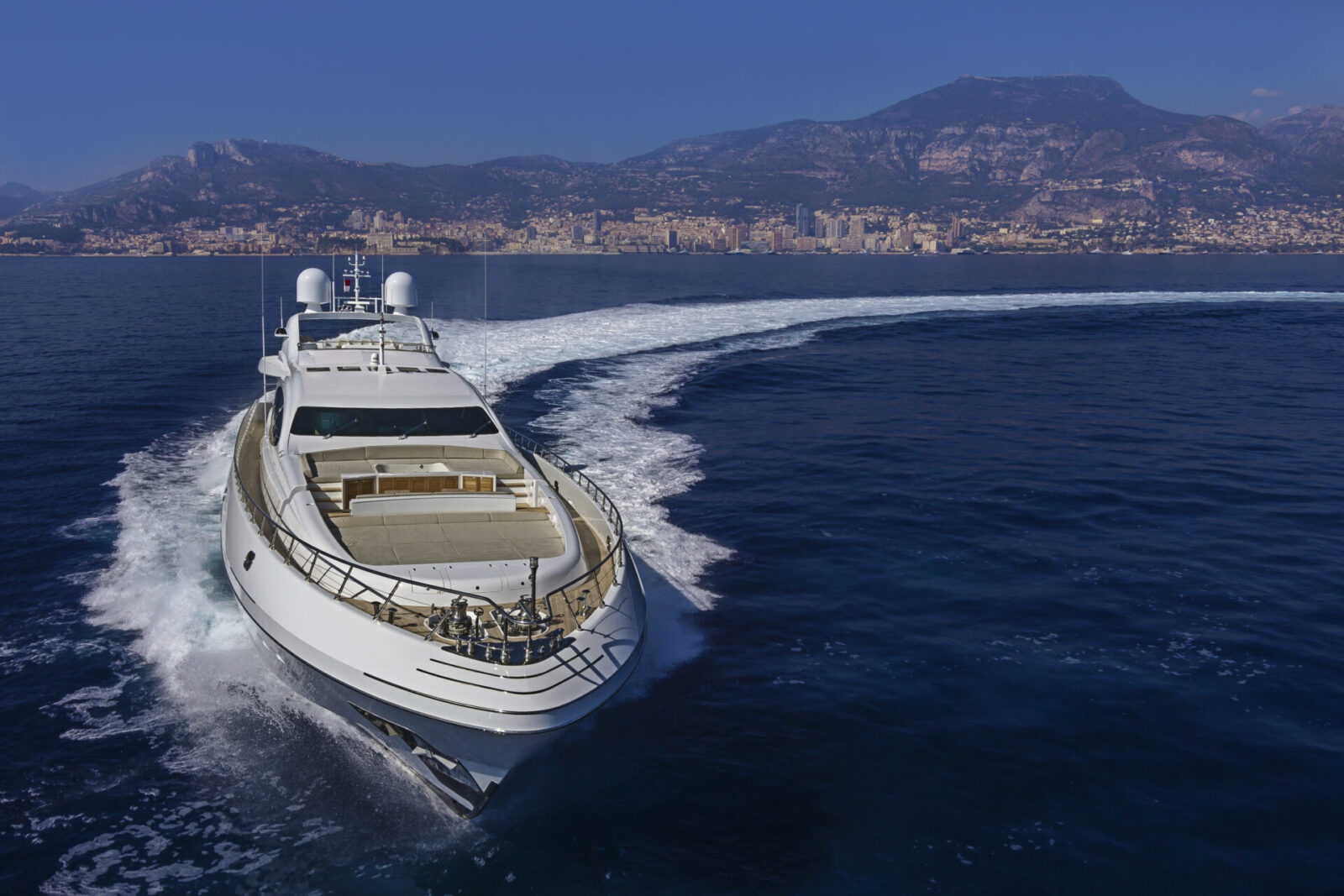 Yacht Mangusta in navigazione davanti alla costa