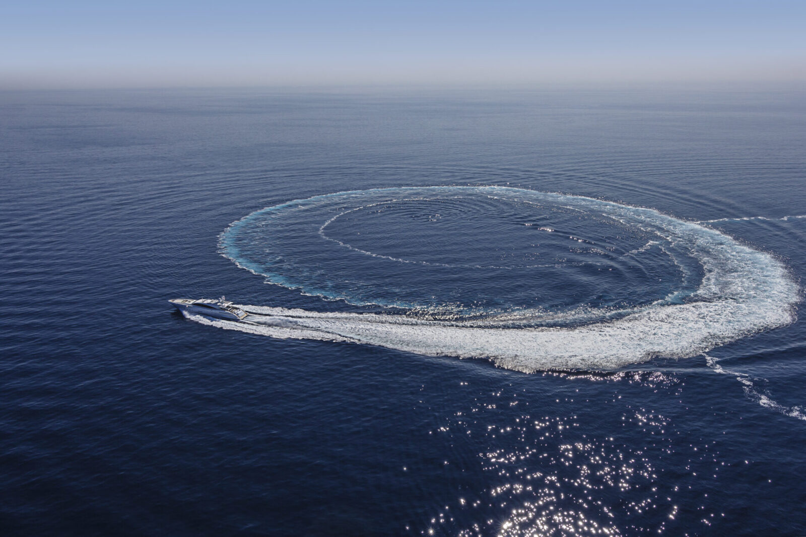 Yacht Mangusta in manovra nel mare aperto.