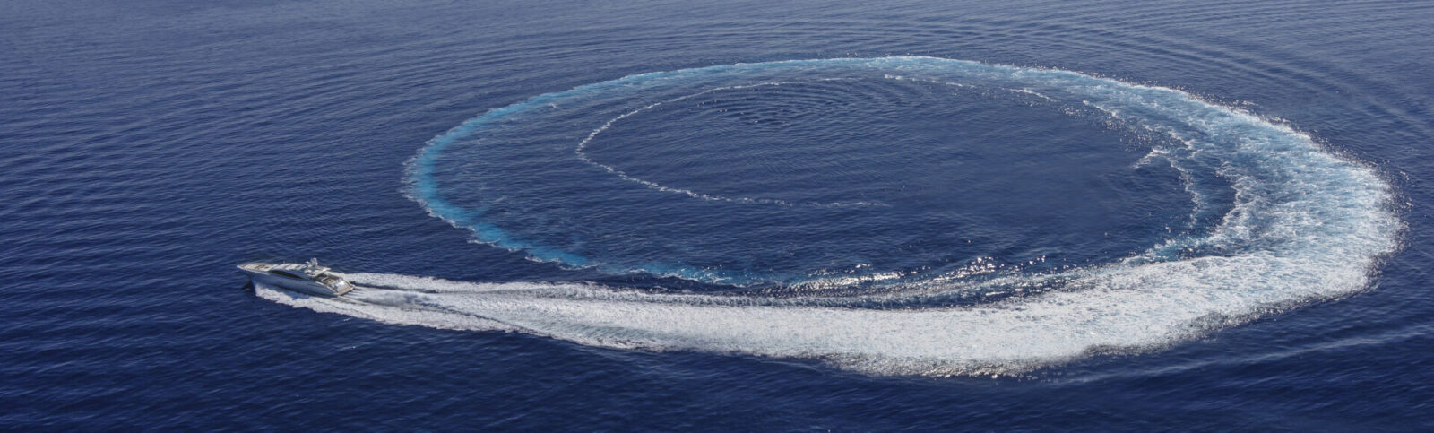 Yacht Mangusta in velocità crea scia circolare.