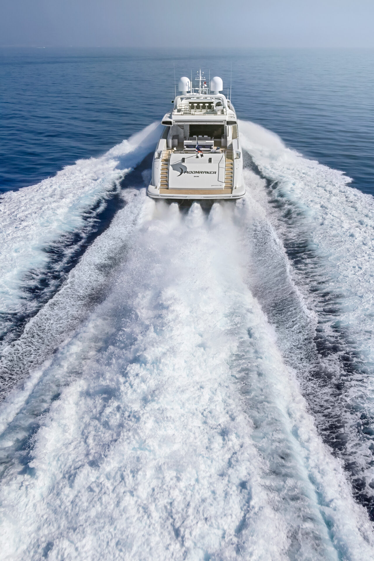 Yacht Mangusta in navigazione veloce sul mare azzurro.