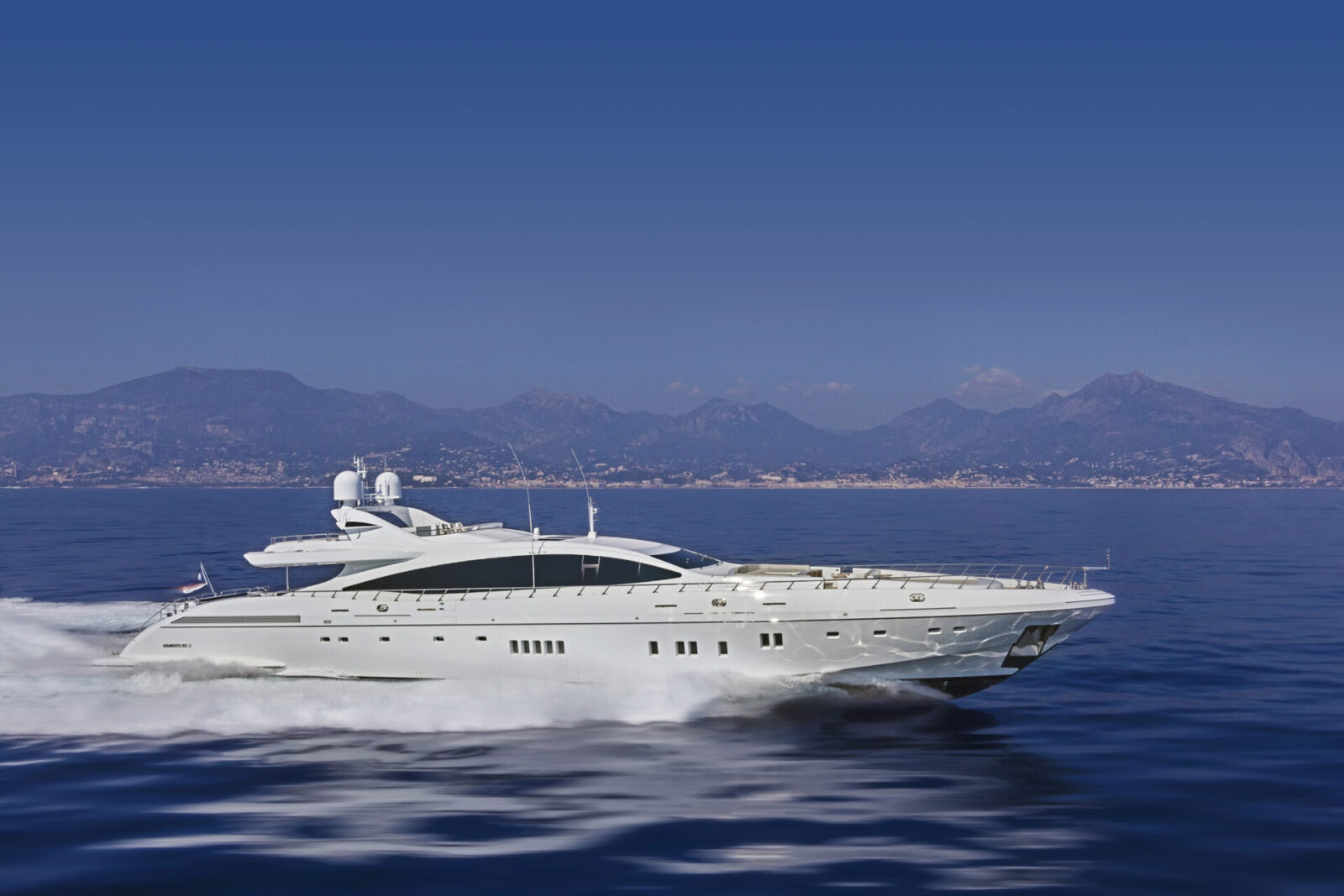 Yacht Mangusta in navigazione sul mare azzurro