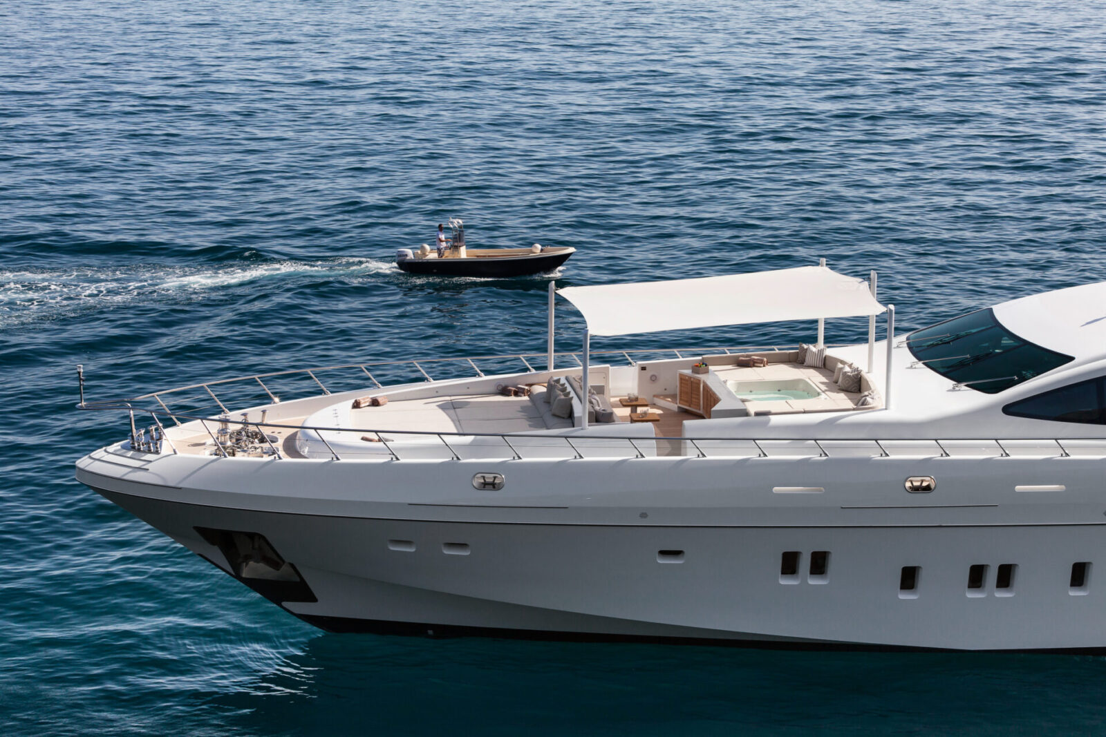 Yacht di lusso Mangusta con area relax sul ponte.