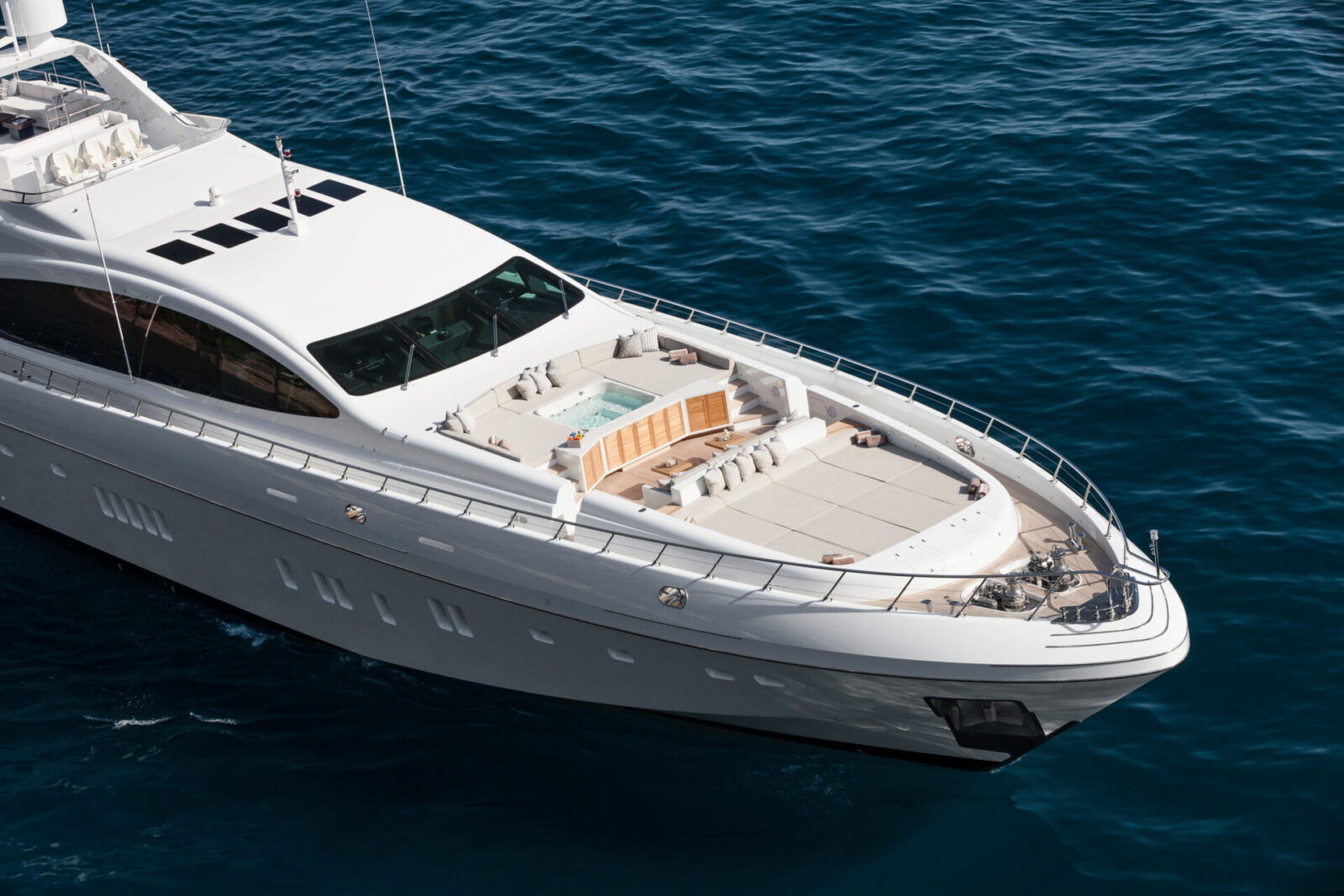 Yacht Mangusta con area relax e jacuzzi sul ponte.