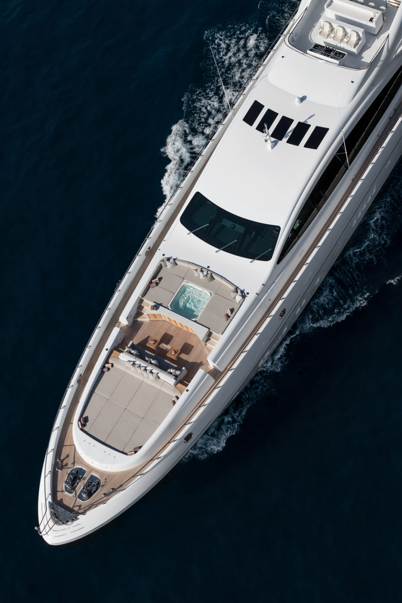 Yacht di lusso Mangusta in navigazione.