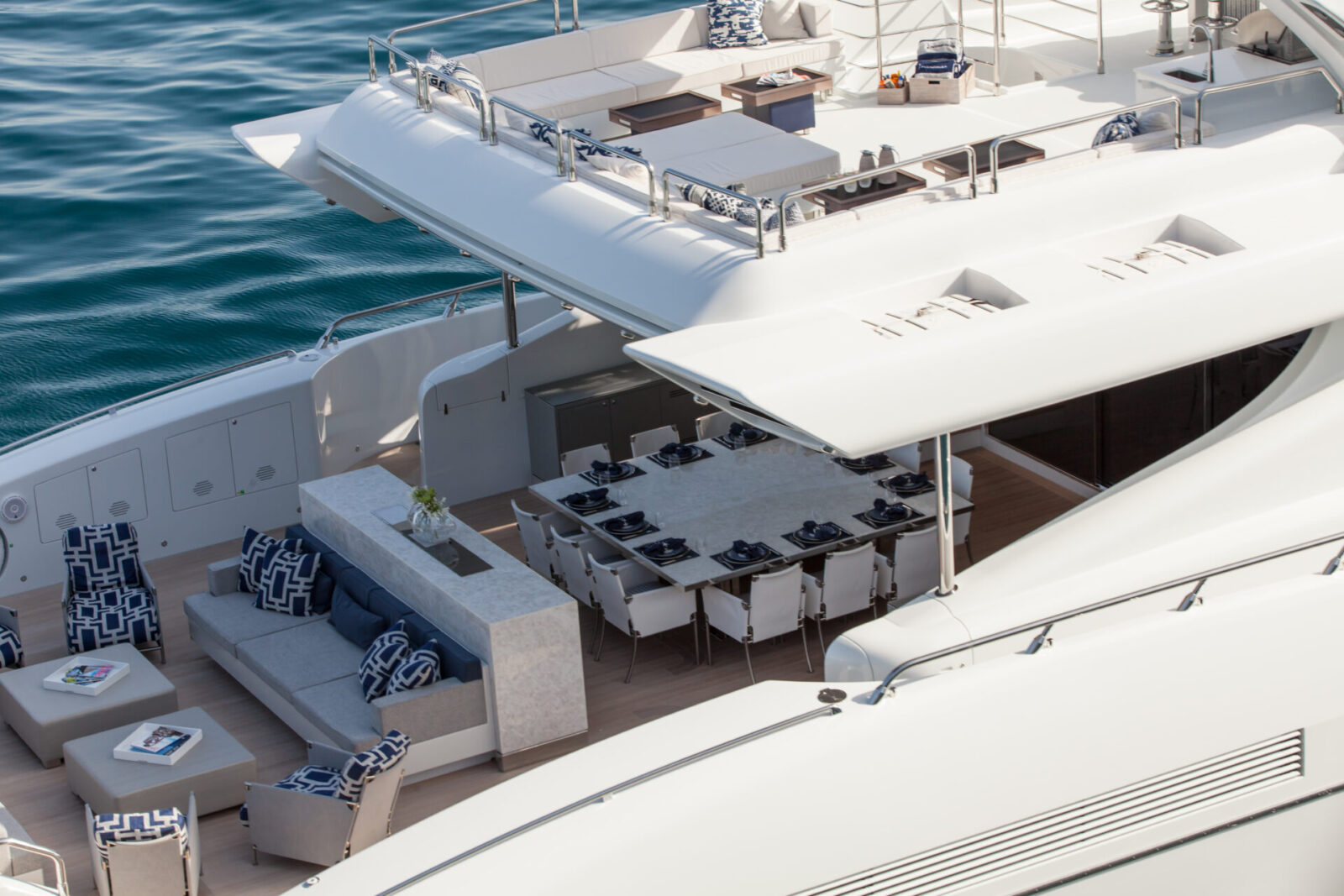 Salotto esterno lussuoso su Mangusta Yachts