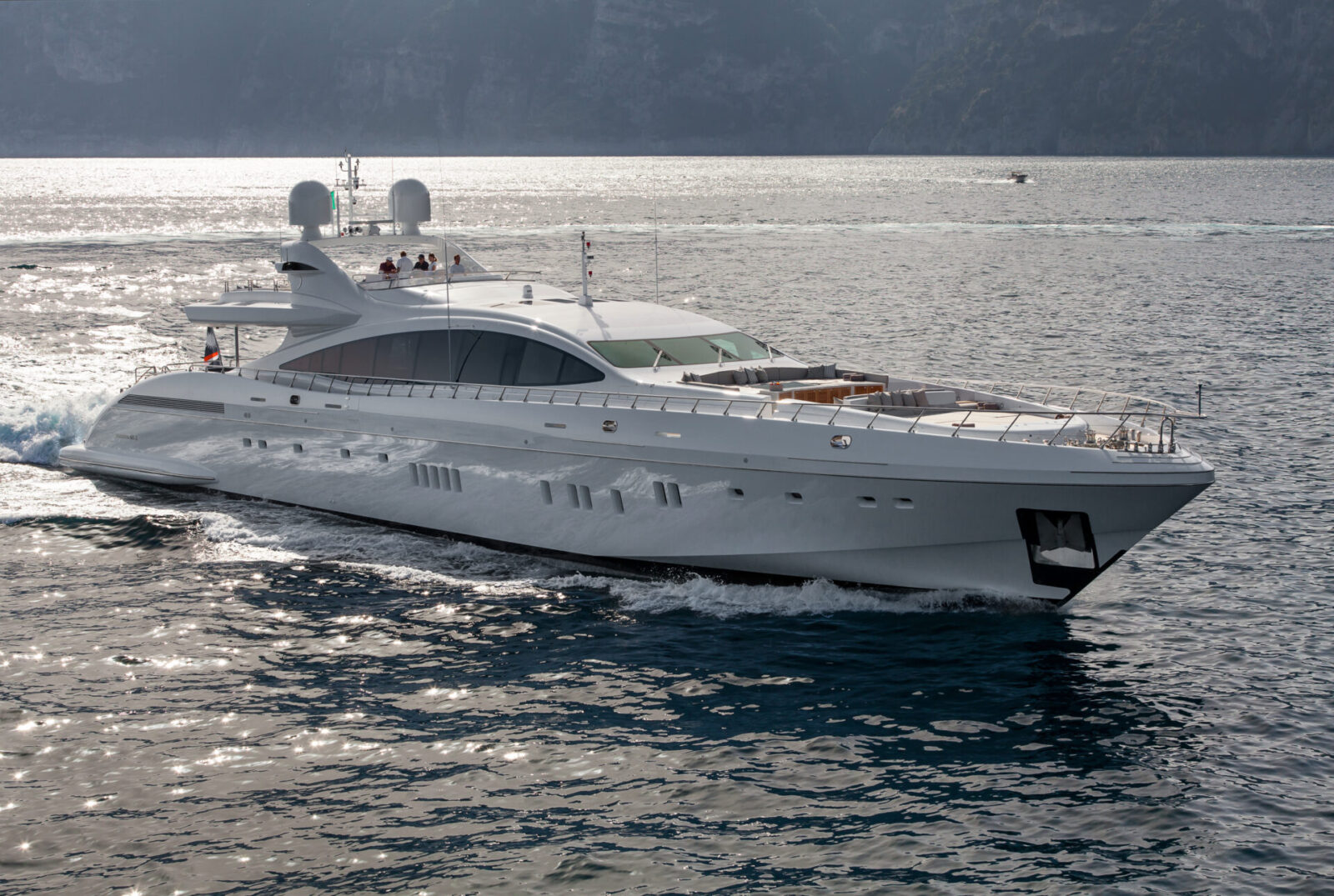 Yacht di lusso Mangusta in navigazione sul mare.