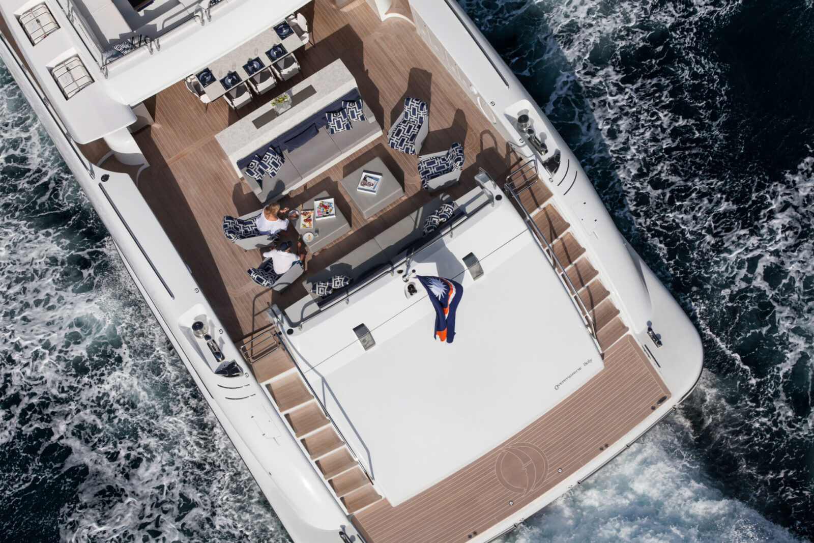 Ponte esterno di lusso Mangusta Yachts in navigazione.