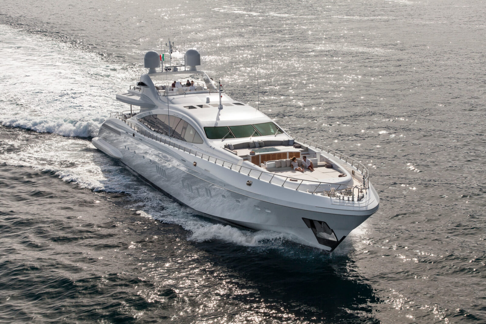 Mangusta Yachts solca il mare al tramonto