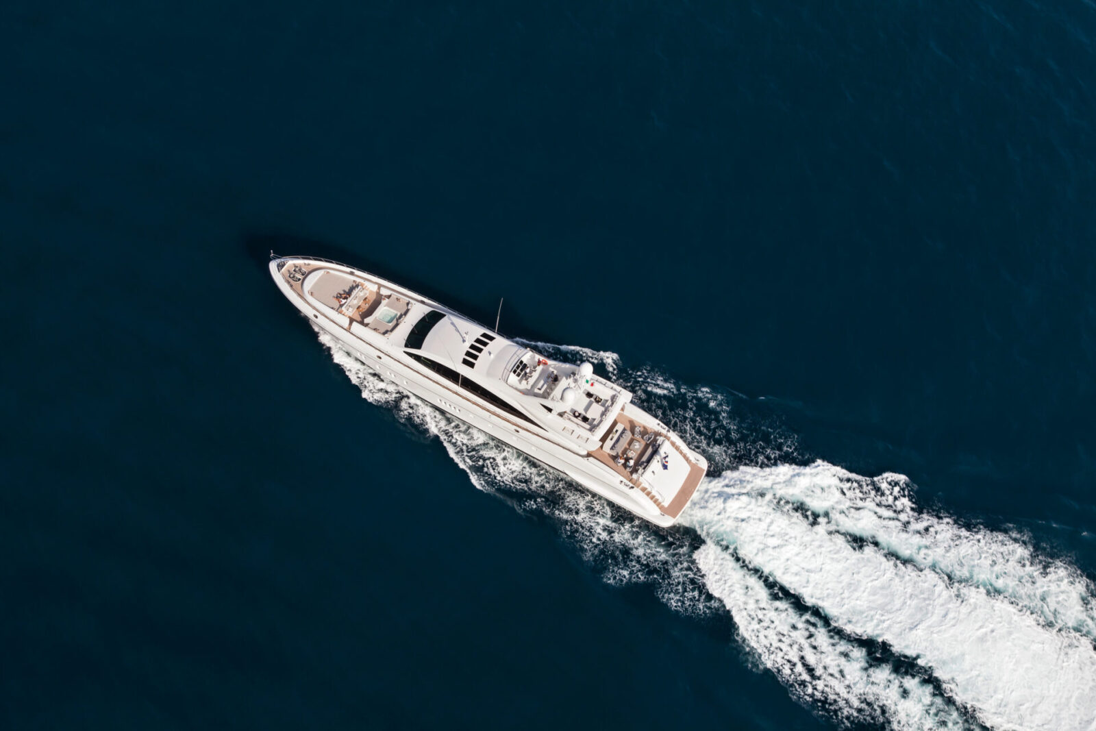 Yacht di lusso Mangusta in navigazione veloce.