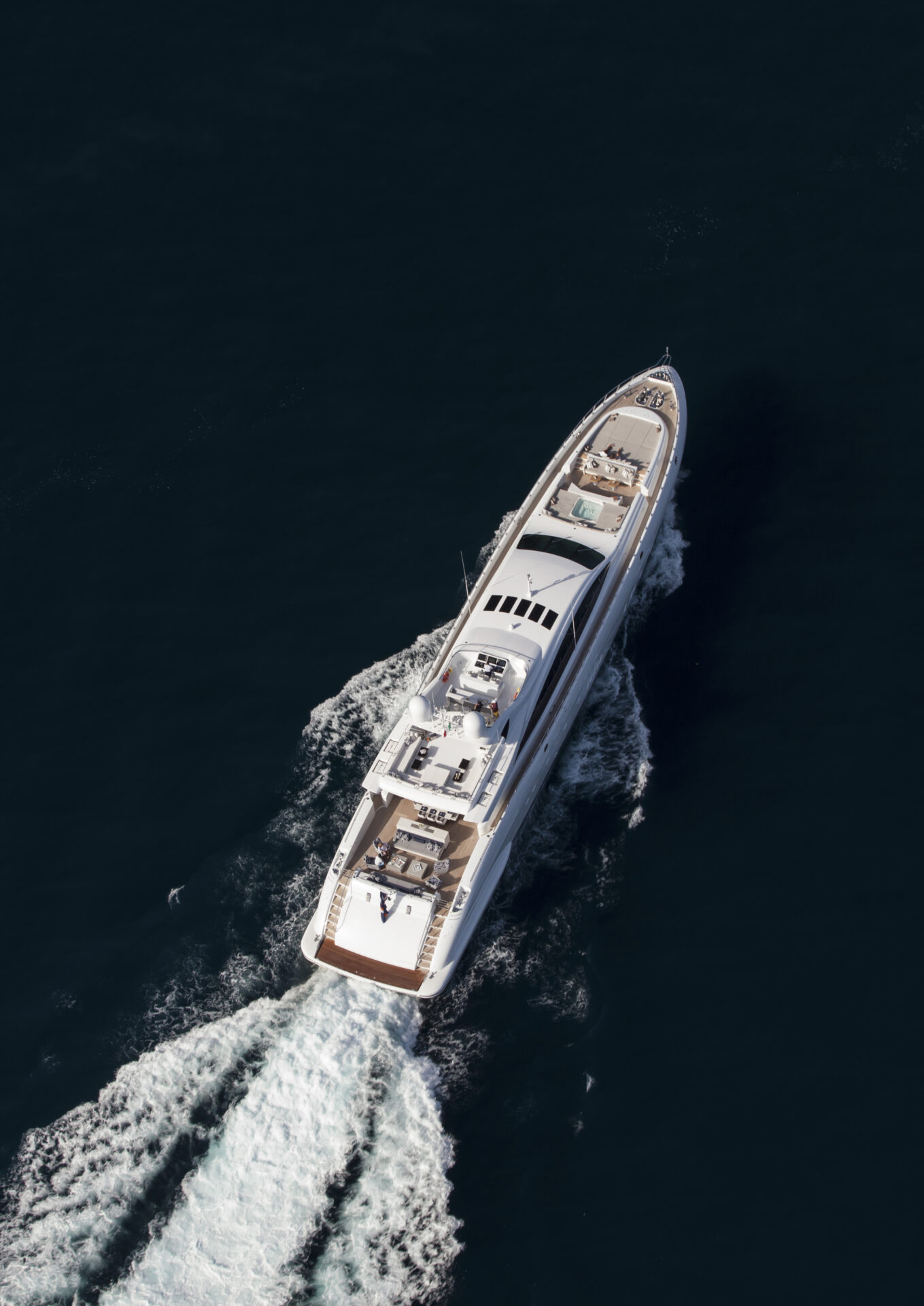 Yacht Mangusta in navigazione dal mare.