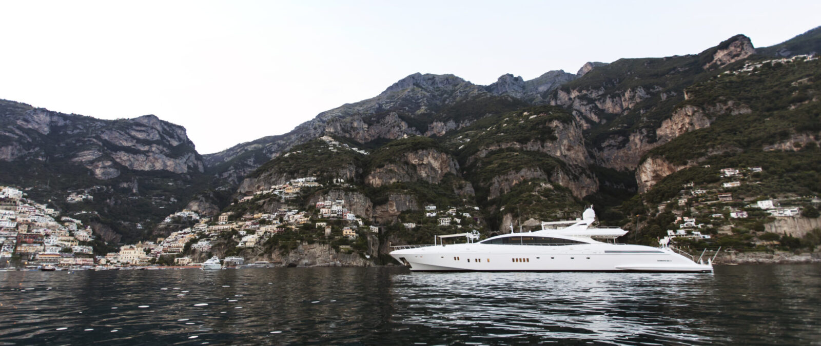 Yacht Mangusta davanti alla costa di Positano.