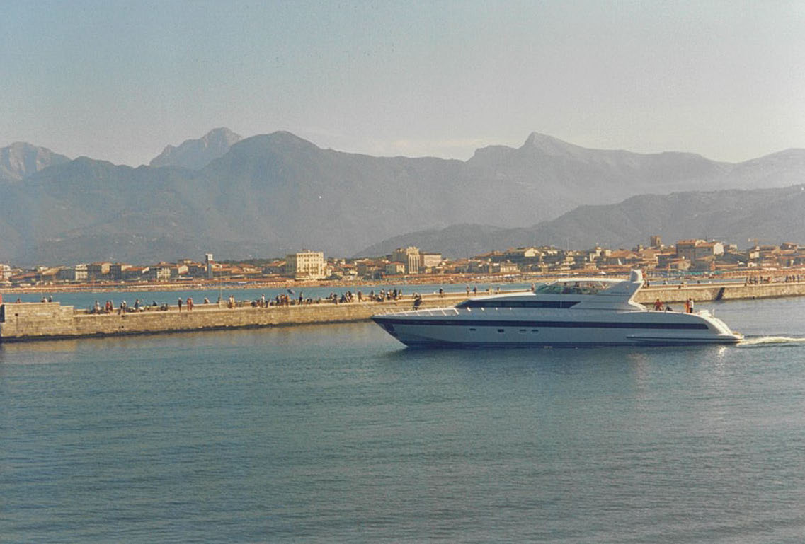 Yacht di lusso Mangusta in navigazione costiera.