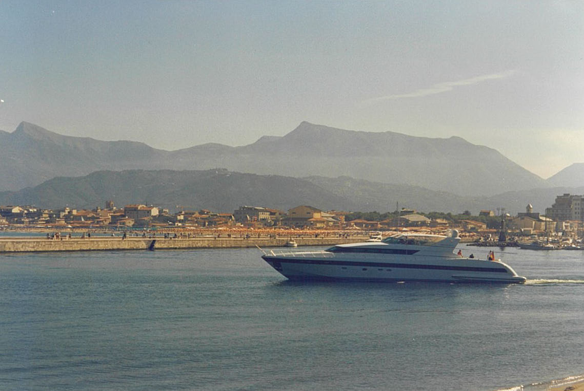 Yacht Mangusta in navigazione davanti alla costa italiana.