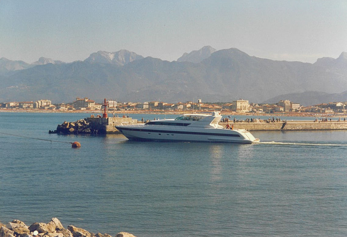 Yacht Mangusta a Motore sullo Sfondo Montano