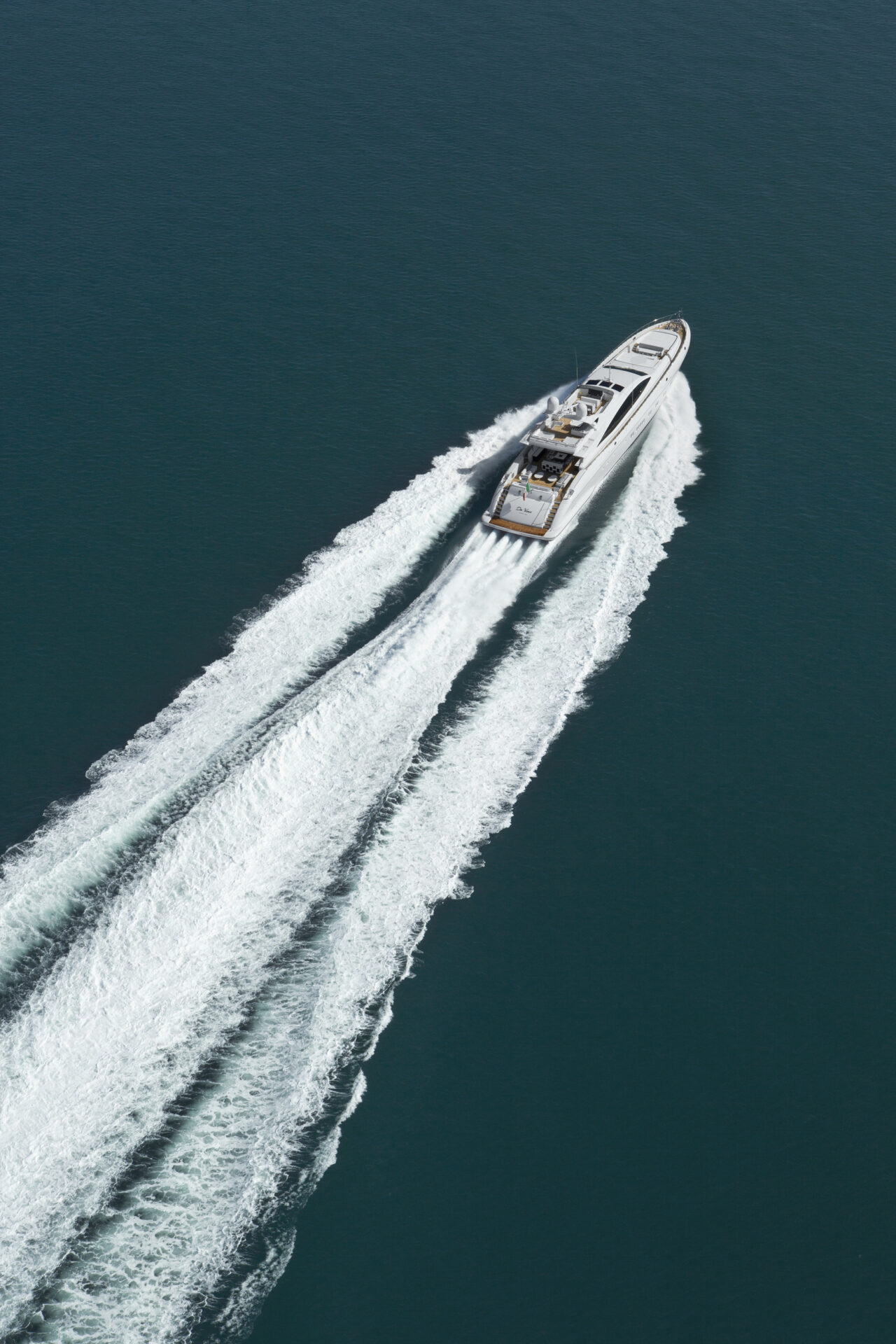 Mangusta yacht speeding across the ocean.