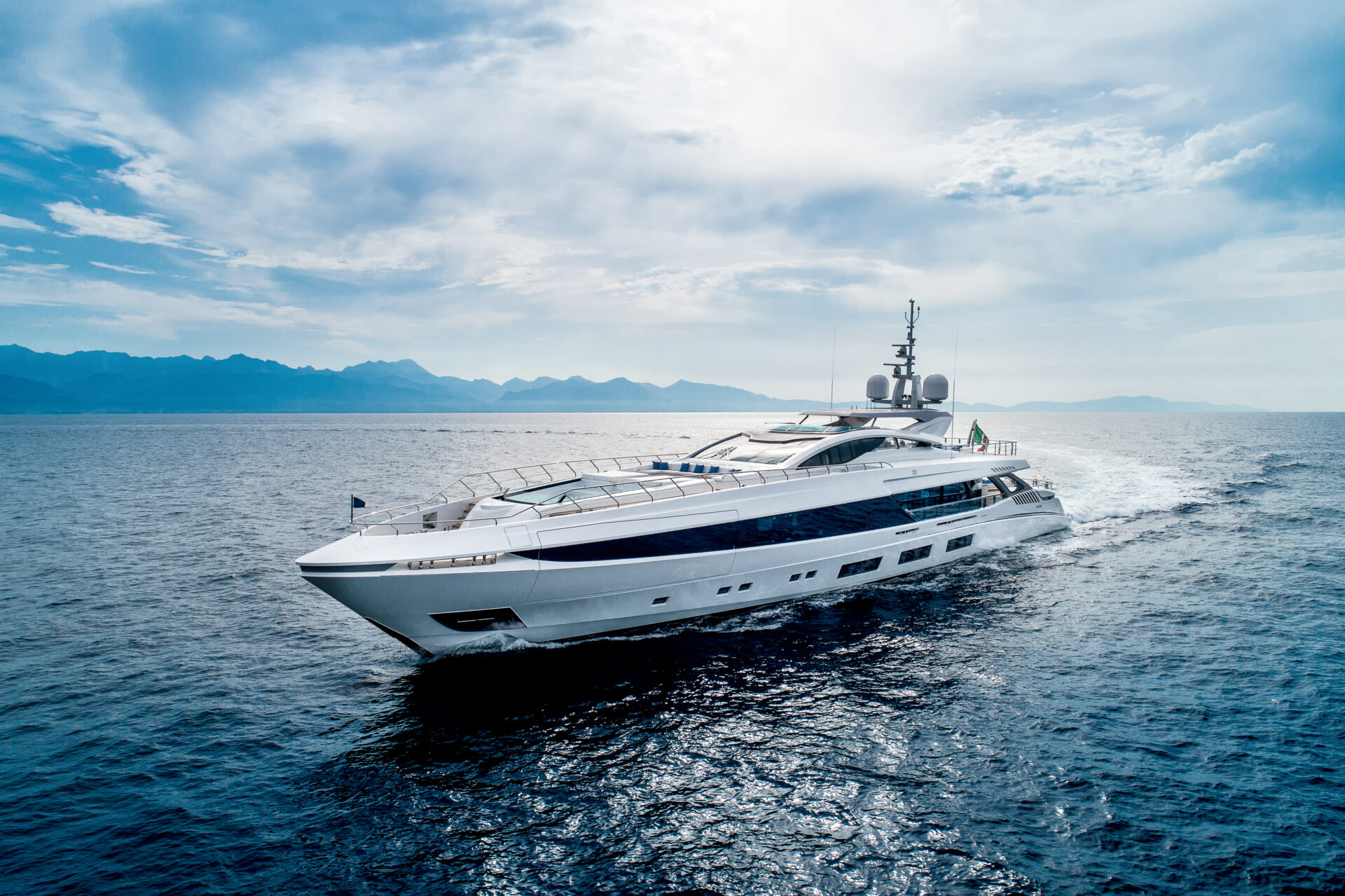 Yacht Mangusta naviga su acque serene sotto il sole.