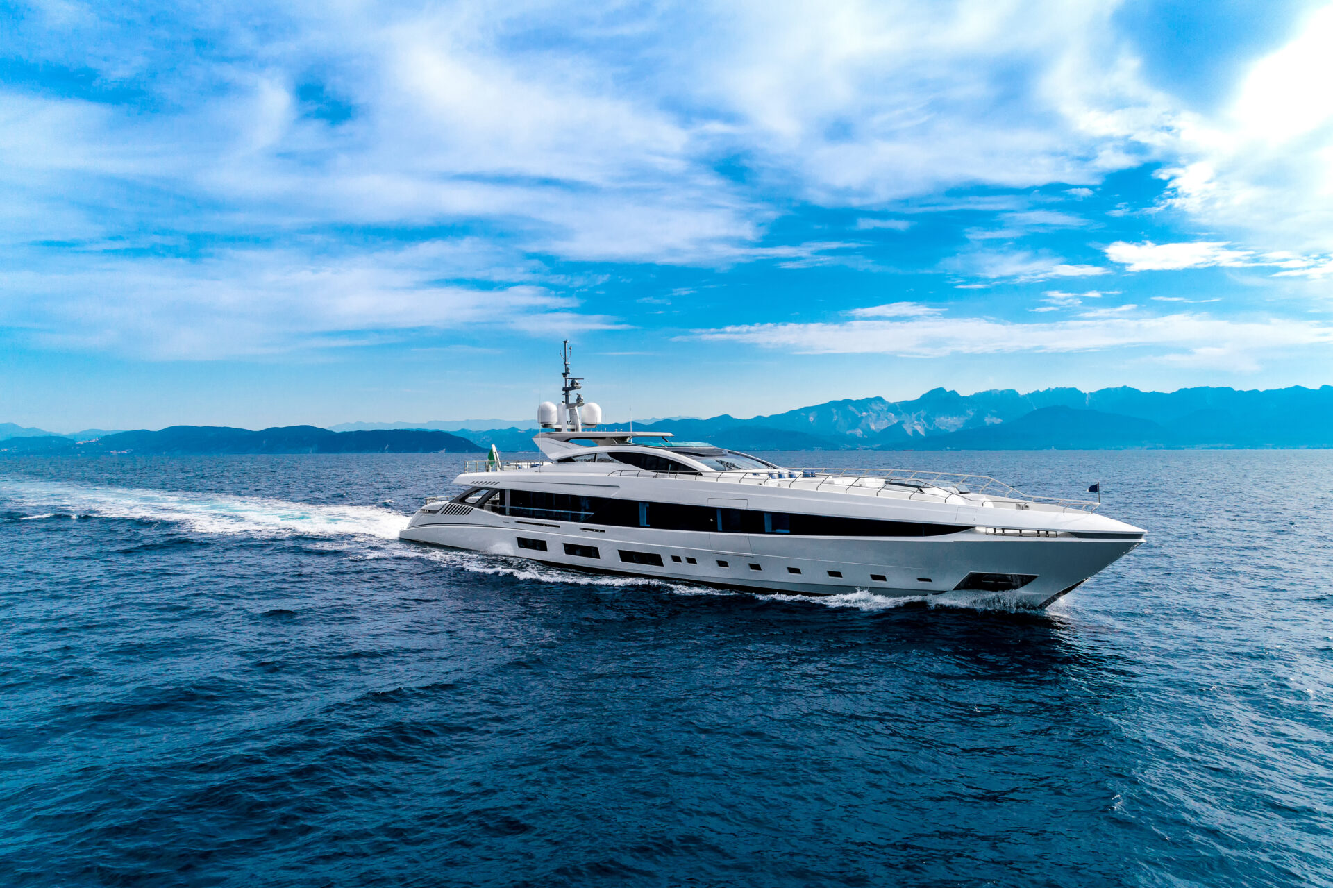 Yacht Mangusta 165 in navigazione nel Mar Mediterraneo.