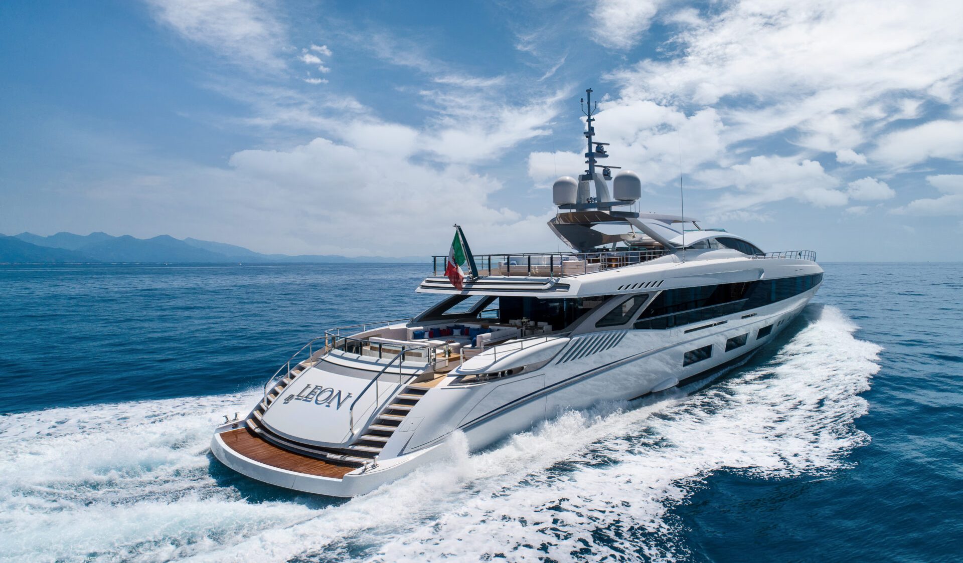 Yacht Mangusta naviga su acque blu sotto cielo sereno.