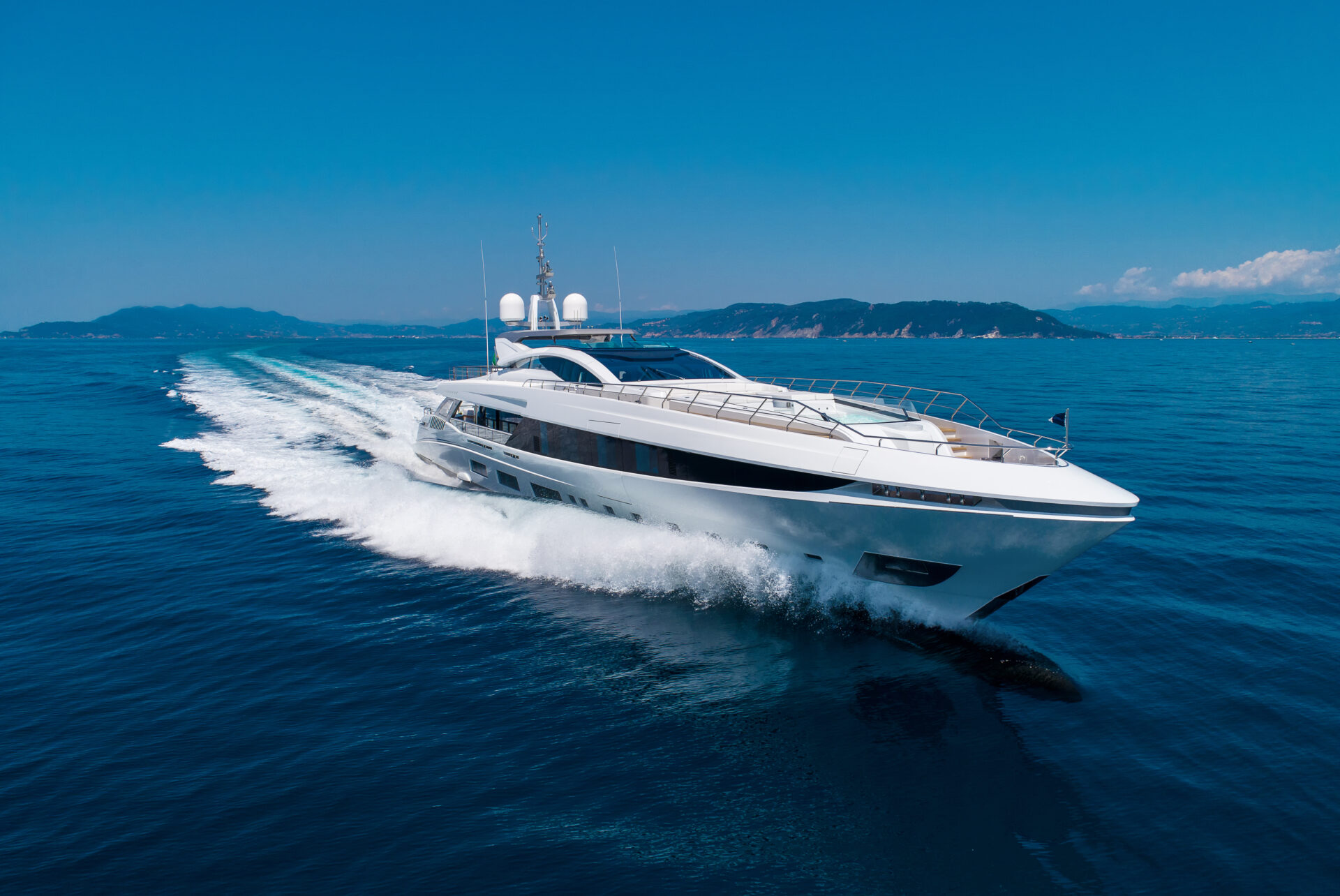 Yacht Mangusta in navigazione su acque azzurre
