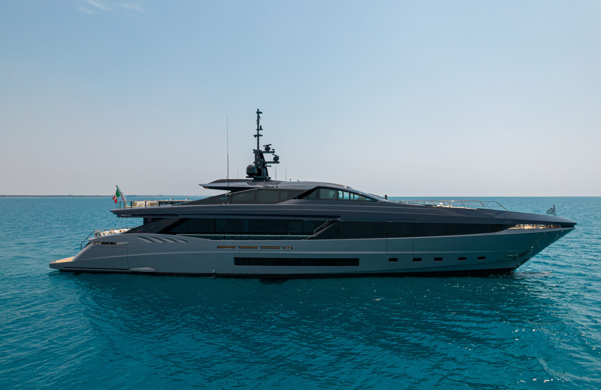 Yacht Mangusta moderno in mare aperto