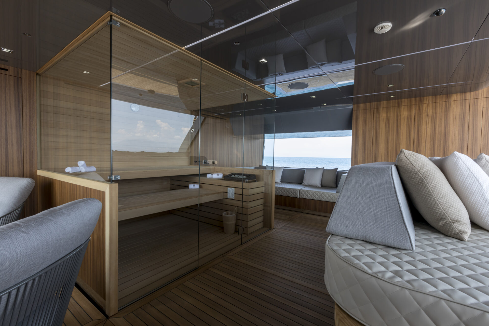 Interni lussuosi con sauna su Mangusta Yachts