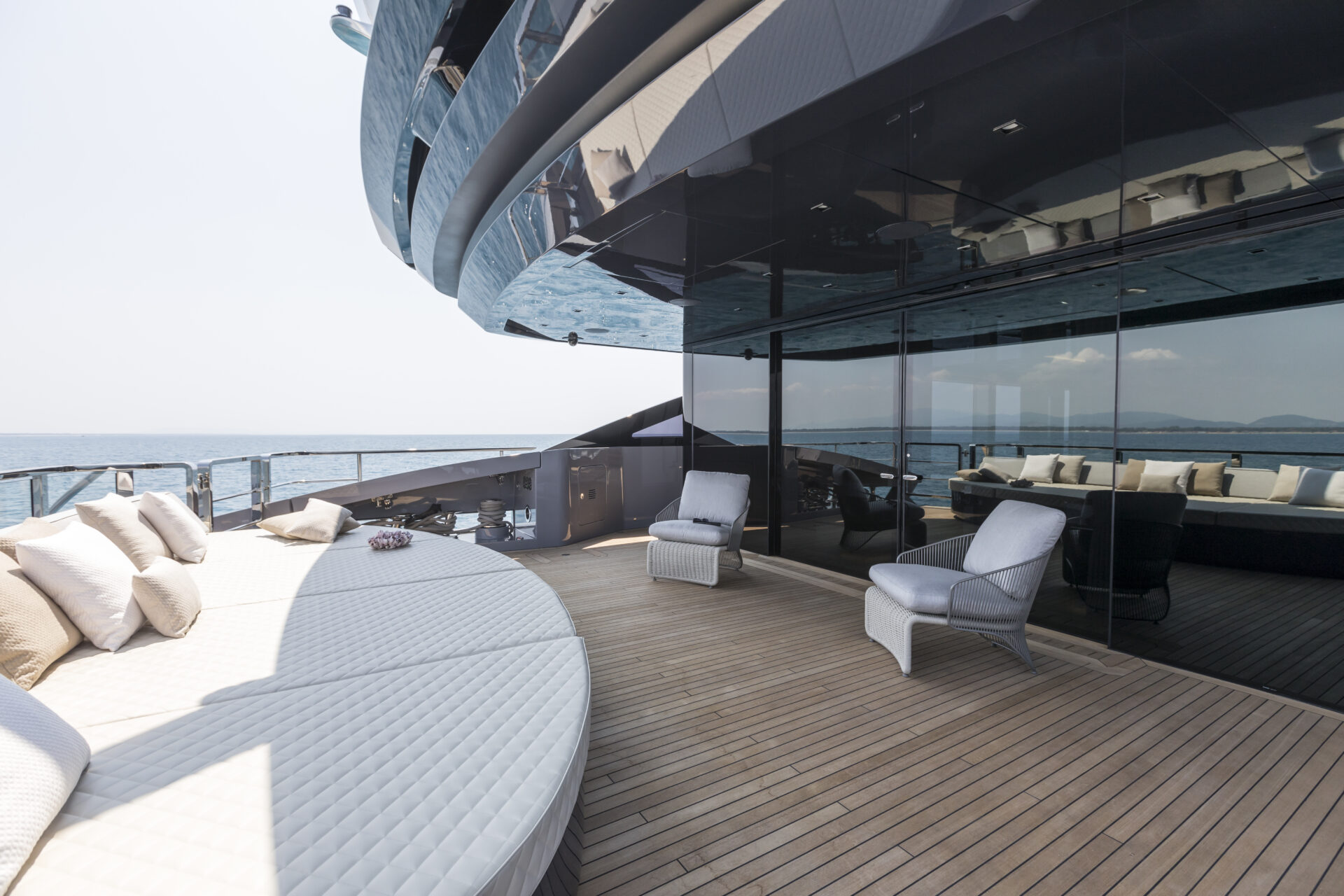 Terrazza di lusso su yacht Mangusta con vista mare.