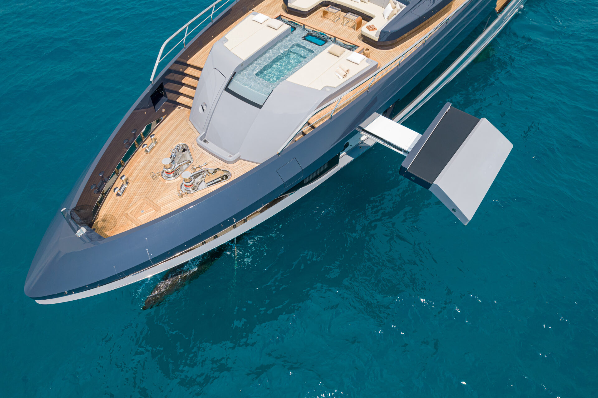 Prua di uno yacht Mangusta con piscina sul ponte.