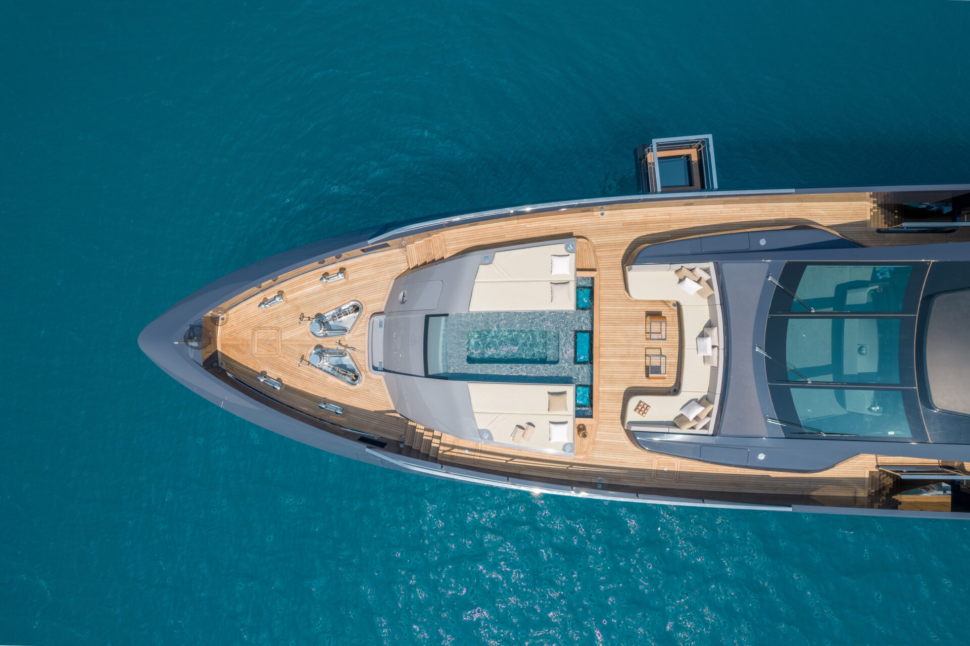 Yacht di lusso Mangusta, vista dall'alto sul ponte.
