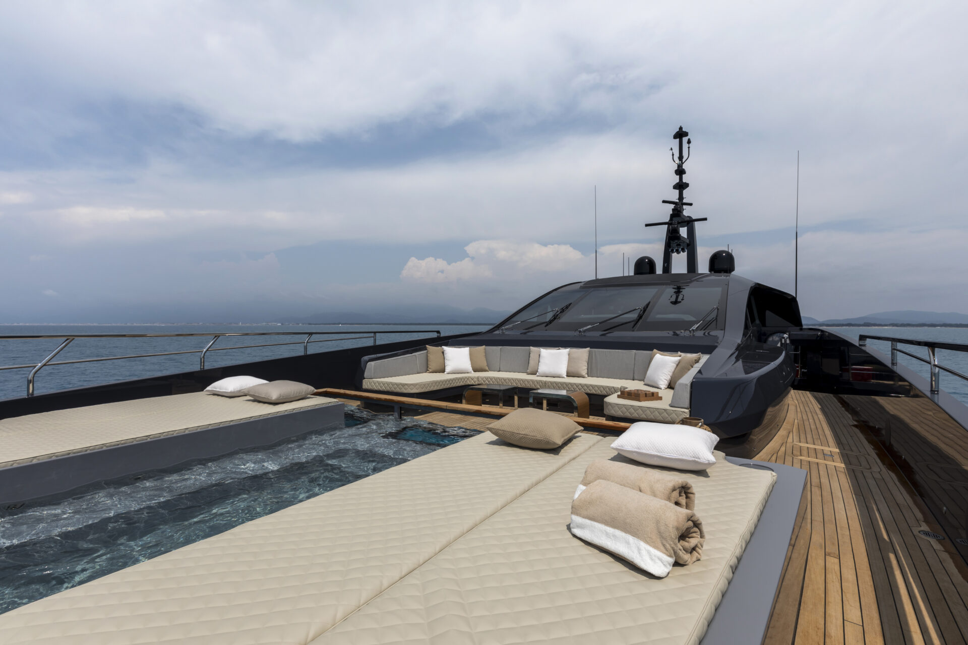 Sundeck lussuoso di uno yacht Mangusta sul mare.