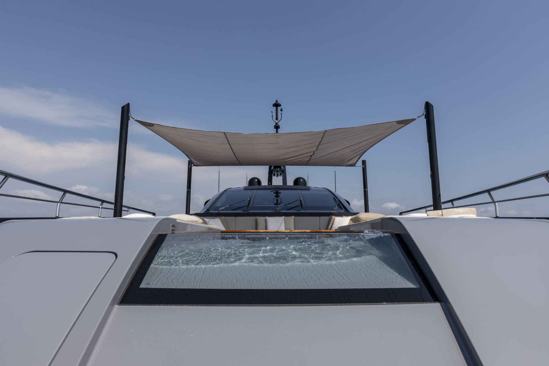 Yacht Mangusta con copertura retraibile e cielo azzurro.
