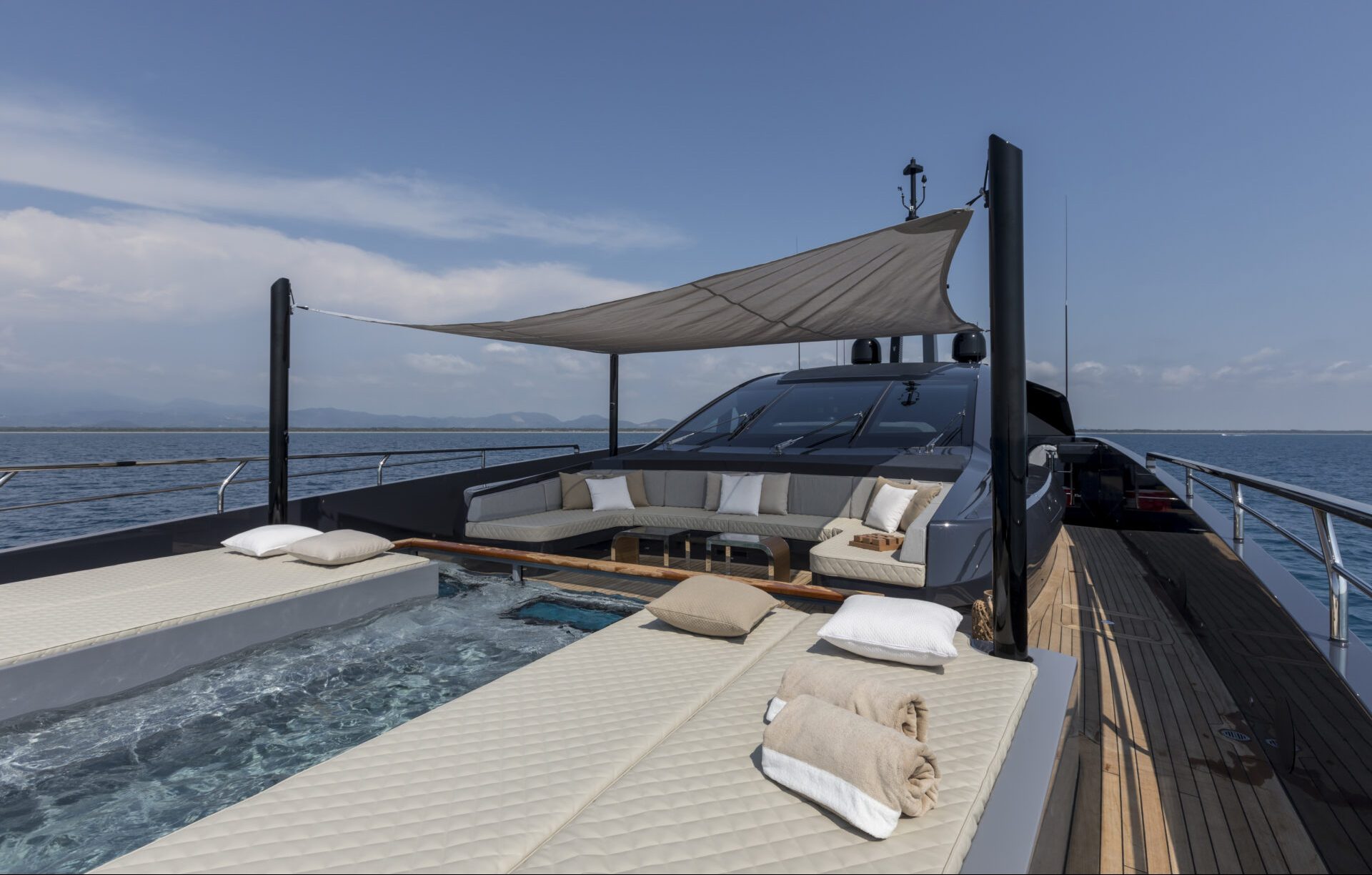 Jacuzzi e area relax su Mangusta Yachts